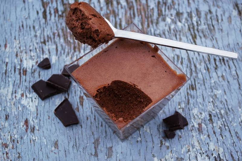 آموزش قدم به قدم و ساده طرز تهیه موس شکلاتی در خانه + میزان کالری